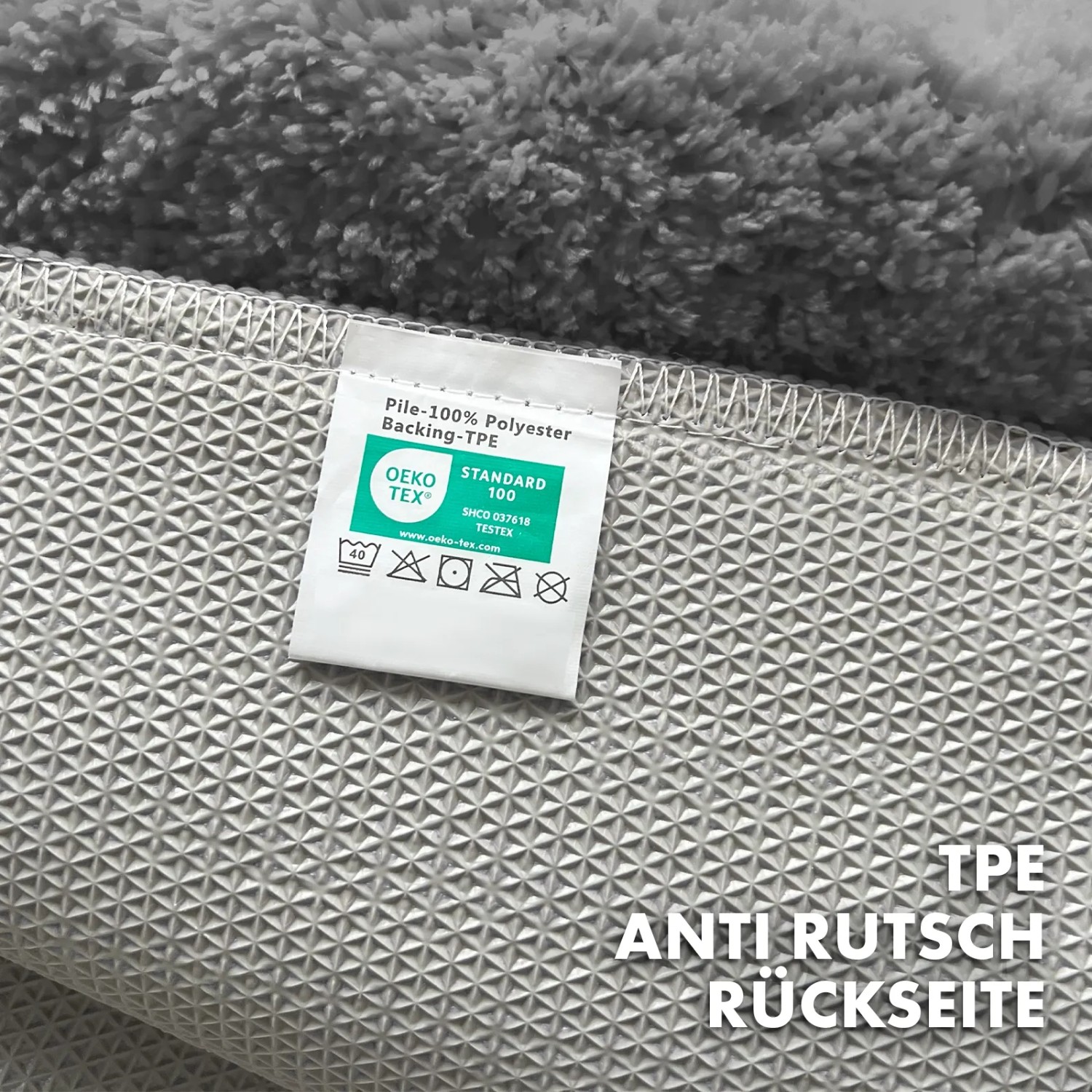 Detailaufnahme der rutschfesten Rückseite einer dunkelgrauen Karat Badematte Maris mit Blattstruktur.