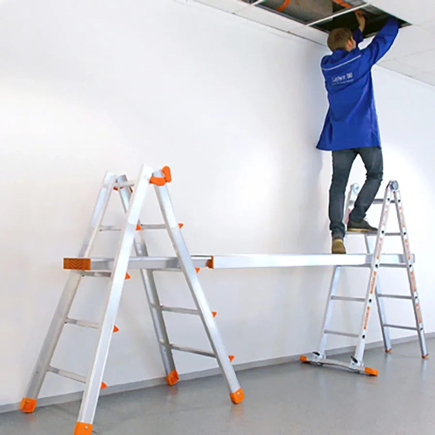 Layher Topic 1058 Teleskopleiter als Stehleiter und Arbeitsbock mit Person.