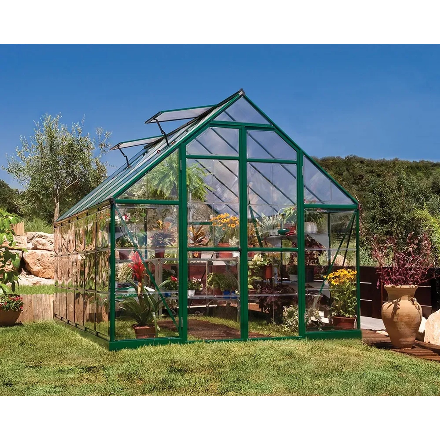 Palram Canopia Balance Gewächshaus 8x12, grüne Rahmen, klare Polycarbonat-Wände, Pflanzen im Inneren.