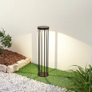 Schwarze Lucande LED Solar Wegeleuchte Evelis mit Bewegungsmelder im Garten.