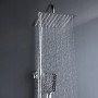 Quadratisches Edelstahl Duschsystem mit Regendusche und Handbrause im Betrieb.