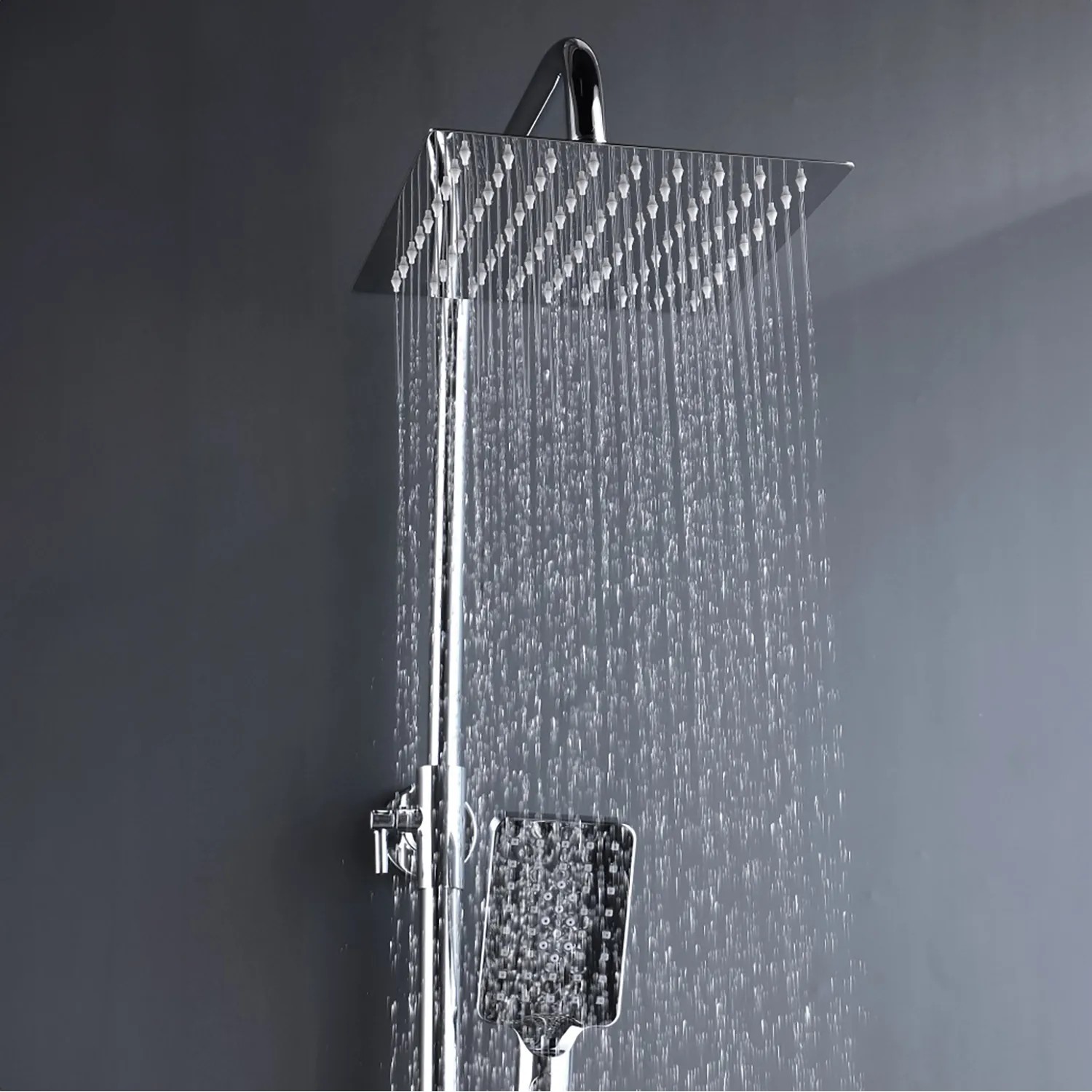 Quadratisches Edelstahl Duschsystem mit Regendusche und Handbrause im Betrieb.