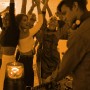 Orange drehende Rundumleuchte aus Kunststoff leuchtet auf einer Party mit tanzenden Gästen und DJ. Ideal für Feiern.
