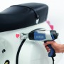 Steinel Abstrahldüse 75 mm am Heißluftgebläse beim Ablösen eines Aufklebers von einem Roller.