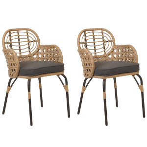 Zwei naturfarbene Beliani Gartenstühle mit grauem Sitzkissen, Rattan-Optik.