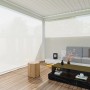 Weißes Weide Sonnenrollo (3 m) für Weide Pergola, montiert in modernem Outdoor-Bereich.