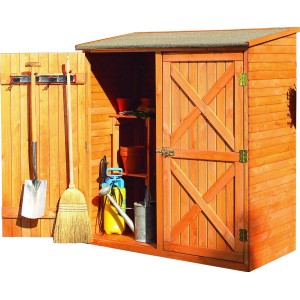 Geräteschrank Pforzheim aus Kiefernholz mit geöffneter Tür und Gartengeräten.