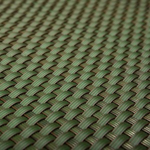 Detailaufnahme: Grüner NYVI Balkon Sichtschutz aus Polyrattan mit gewebter Struktur.