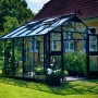 Juliana Gewächshaus Premium 10, anthrazitfarben, mit geöffneten Dachfenstern und Pflanzen im Inneren.