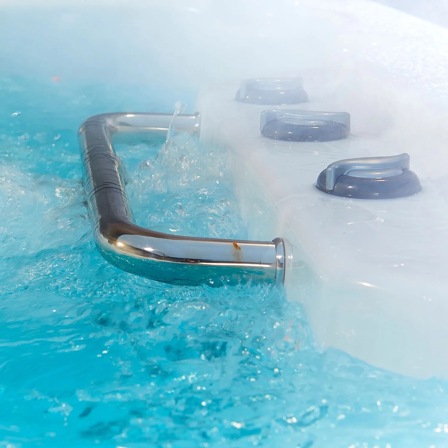 Detailaufnahme: Canadian Spa Swim Spa mit Wasser, Haltegriff und Bedienelementen.