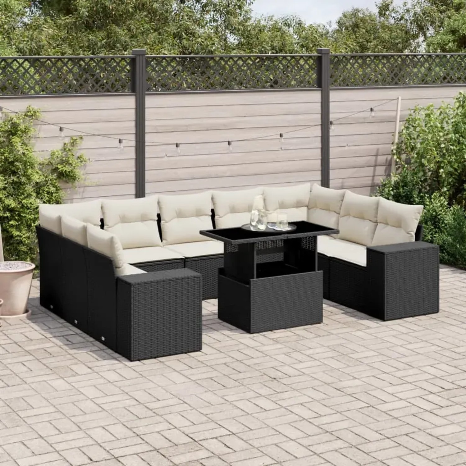 Schwarze 10-tlg. vidaXL Garten-Sofagarnitur aus Rattan mit cremefarbenen Kissen.