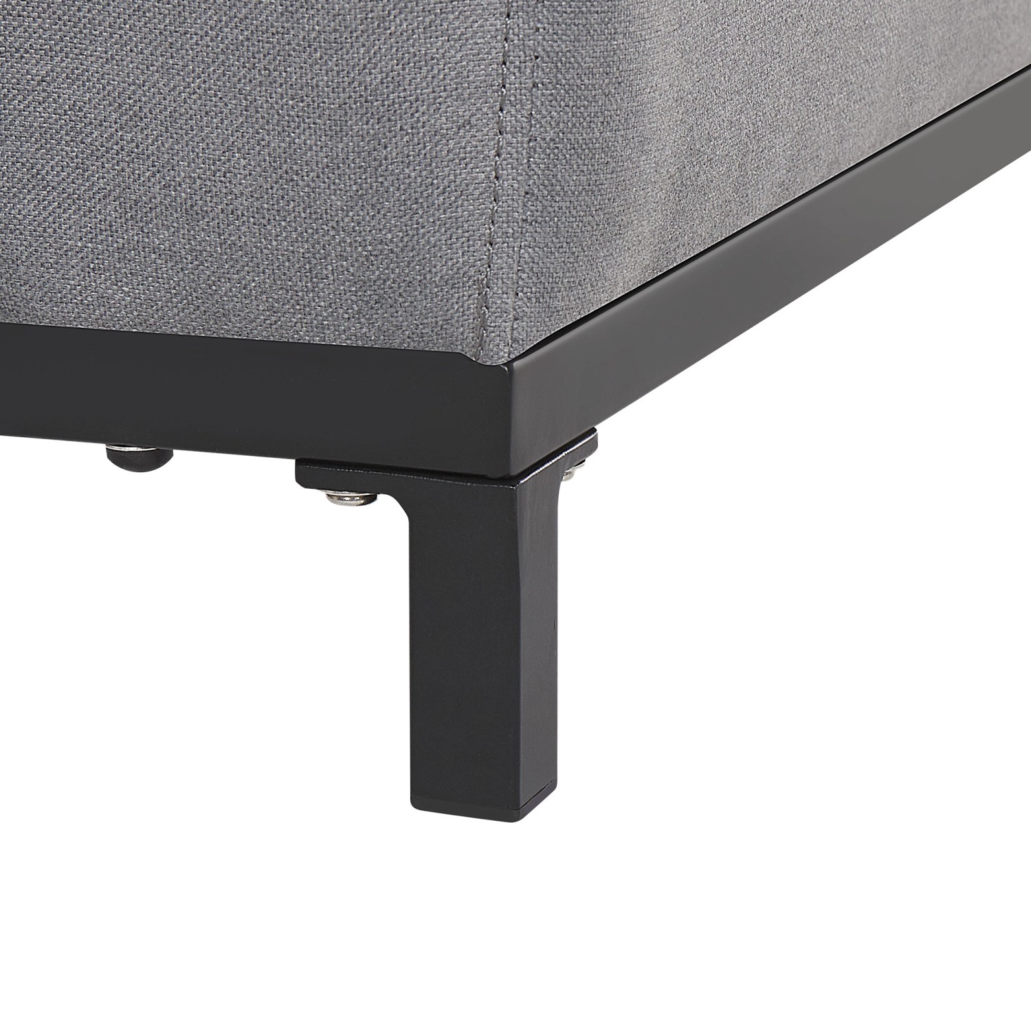 Detailaufnahme: Grauer Beliani Sessel mit schwarzem Metallgestell. Gartenstuhl mit Fokus auf die Füße.