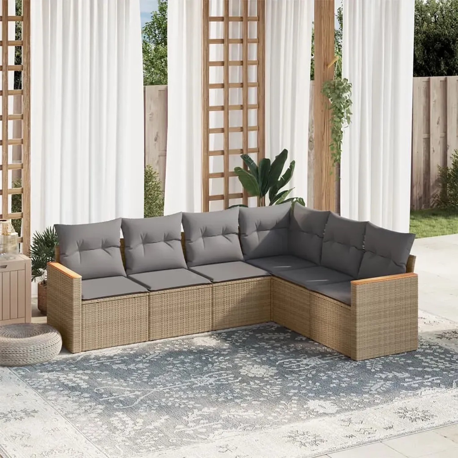 Beige 6-tlg. vidaXL Garten-Sofagarnitur aus Poly Rattan mit grauen Kissen im Garten.