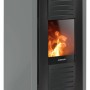 Justus Pelletofen Sirkos 2.0, 6 kW, Stahl Taupe mit Flammen im Sichtfenster.