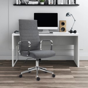 Dunkelgrauer Svita Office Comfort Bürostuhl mit hoher Rückenlehne und Chromgestell vor weißem Schreibtisch.