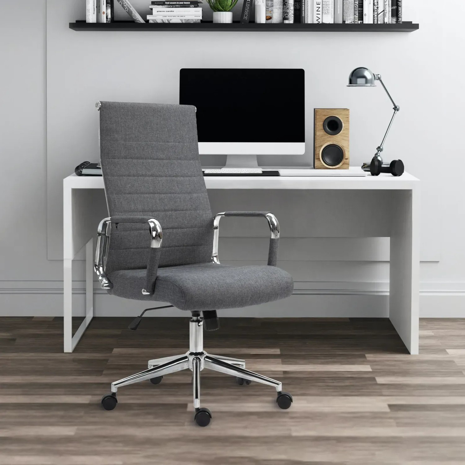 Dunkelgrauer Svita Office Comfort Bürostuhl mit hoher Rückenlehne und Chromgestell vor weißem Schreibtisch.