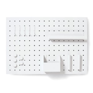 Weißes Zeller Memoboard aus Metall mit Ablage, Stifthalter, Haken und Magneten. Wanddekoration.