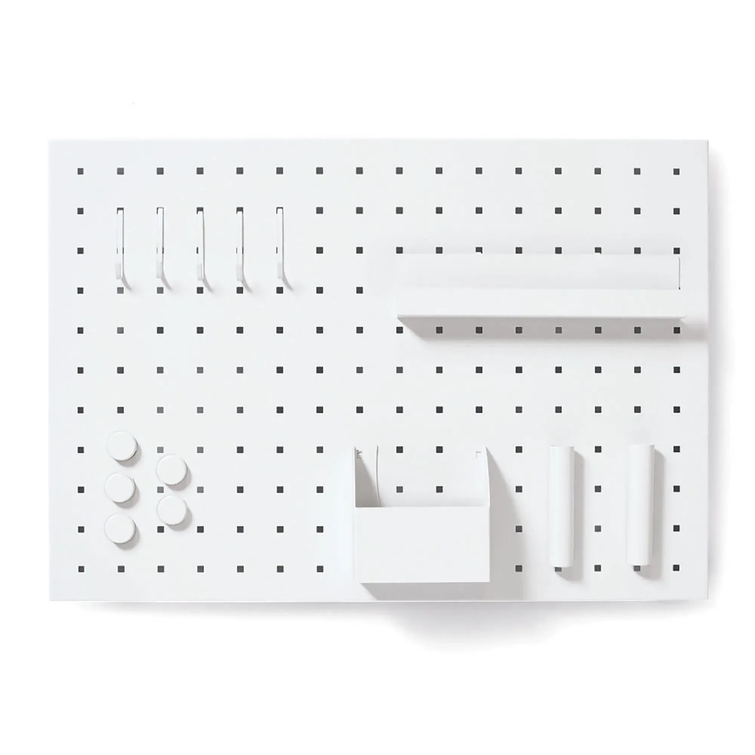 Weißes Zeller Memoboard aus Metall mit Ablage, Stifthalter, Haken und Magneten. Wanddekoration.