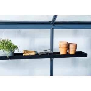 Schwarzes Juliana Aluregal mit 2 Sektionen im Gewächshaus, bepflanzt mit Kräutern und kleinen Töpfen.