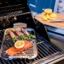 Char-Broil Grillpfanne mit Lachs, Spargel und Zitrone auf einem Grill. Grillutensil aus Edelstahl.