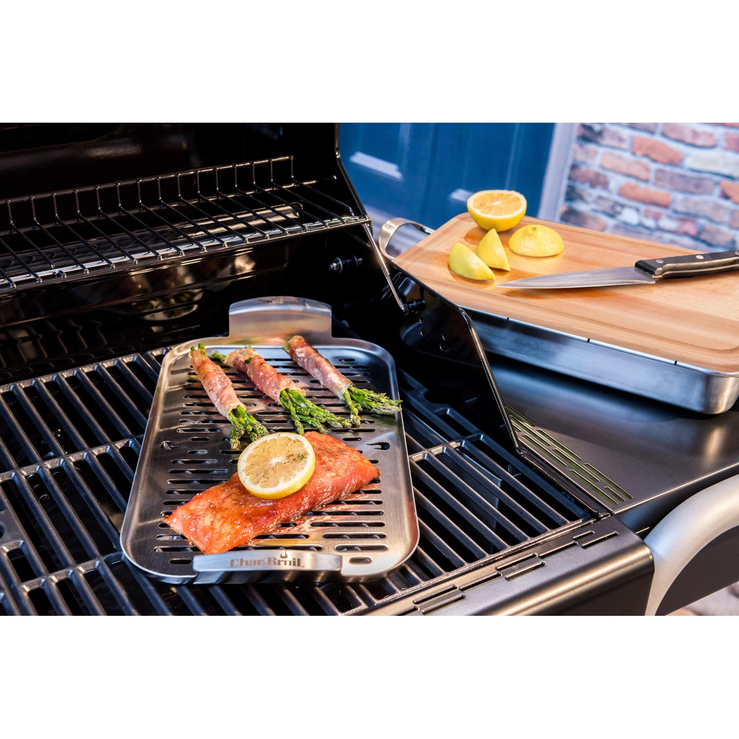 Char-Broil Grillpfanne mit Lachs, Spargel und Zitrone auf einem Grill. Grillutensil aus Edelstahl.