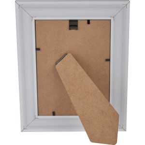 Rückseite des weißen Kunststoffbilderrahmens (13x18 cm) mit Aufsteller und Aufhänger.
