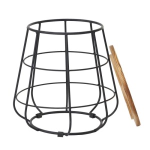 MCW Sitzhocker A80: Schwarzer Metallkorb und runder Kiefernholz-Deckel. Industrielles Design mit Stauraum.