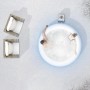 Aufblasbarer Bestway Whirlpool Lay-Z-Spa Hollywood mit zwei Personen im Winter und zwei Liegen.