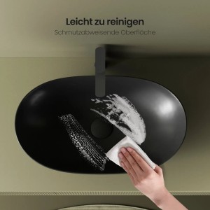 Schwarzes, ovales Emke Aufsatzwaschbecken aus Keramik wird gereinigt.