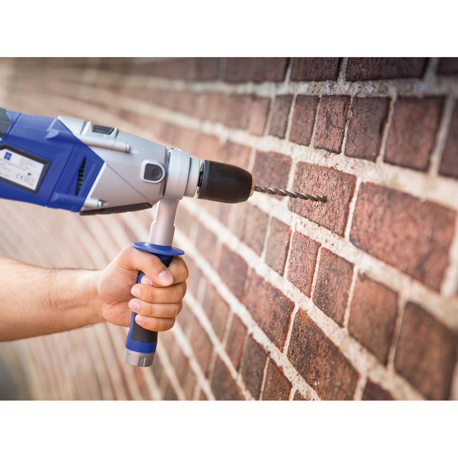 LUX HM-Steinbohrer 3 mm beim Bohren in eine Ziegelwand.
