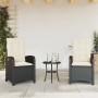 Zwei verstellbare Gartensessel aus Poly Rattan mit cremefarbenen Kissen.