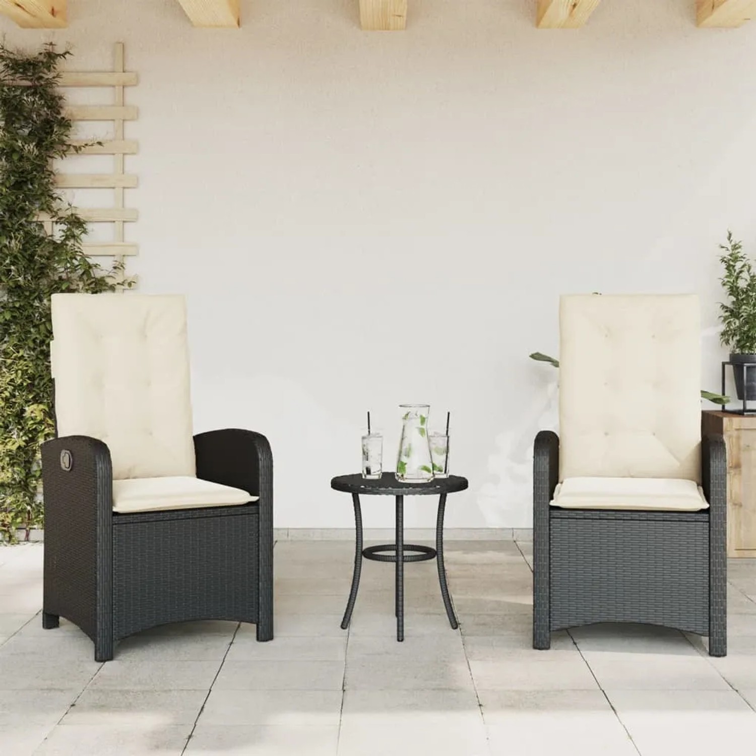 Zwei verstellbare Gartensessel aus Poly Rattan mit cremefarbenen Kissen.