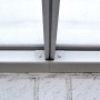 Detailaufnahme: Weiße Home Deluxe Terrassenüberdachung Solis aus Alu mit Hohlkammerplatten.