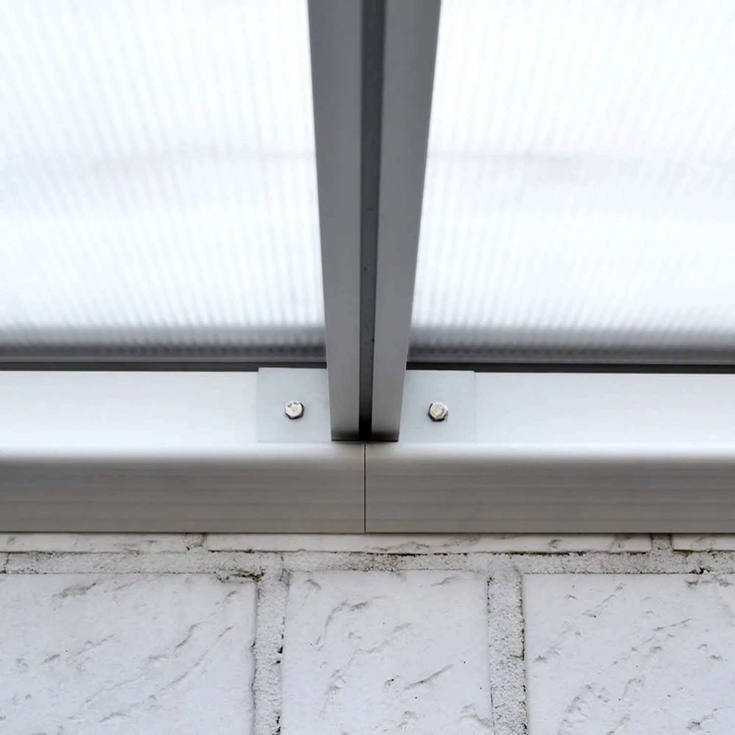 Detailaufnahme: Weiße Home Deluxe Terrassenüberdachung Solis aus Alu mit Hohlkammerplatten.
