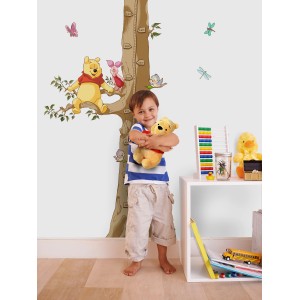Winnie The Pooh Wandtattoo mit Kind und Messlatte. Dekorativer Sticker für Kinderzimmer.