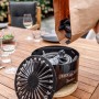 Feuerhand Tischgrill Kohle wird in Tischgrill gefüllt. Grillanzünder und Brennstoff auf Holztisch.