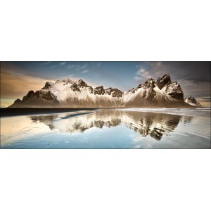 Deco Panel Anonymus Reflections: Panorama mit schneebedeckten Bergen und Spiegelung im Wasser.