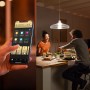 Philips Hue E27 LED Lampe mit App-Steuerung im Wohnraum, 2er-Pack.