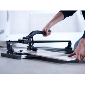 LUX Fliesenschneider 800 mm Professional beim Fliesenschneiden.