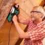 Mann schleift Holzbalken mit Bosch Exzenterschleifer PEX 400 AE. Schleifmaschine mit Micro-Filtersystem.