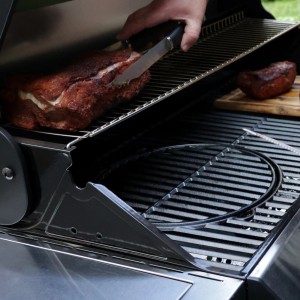 Taino Gusseisen Grillrost mit Flex Rost System und Fleisch auf Grill, passend für Platinum/Black/Yamara Grills.