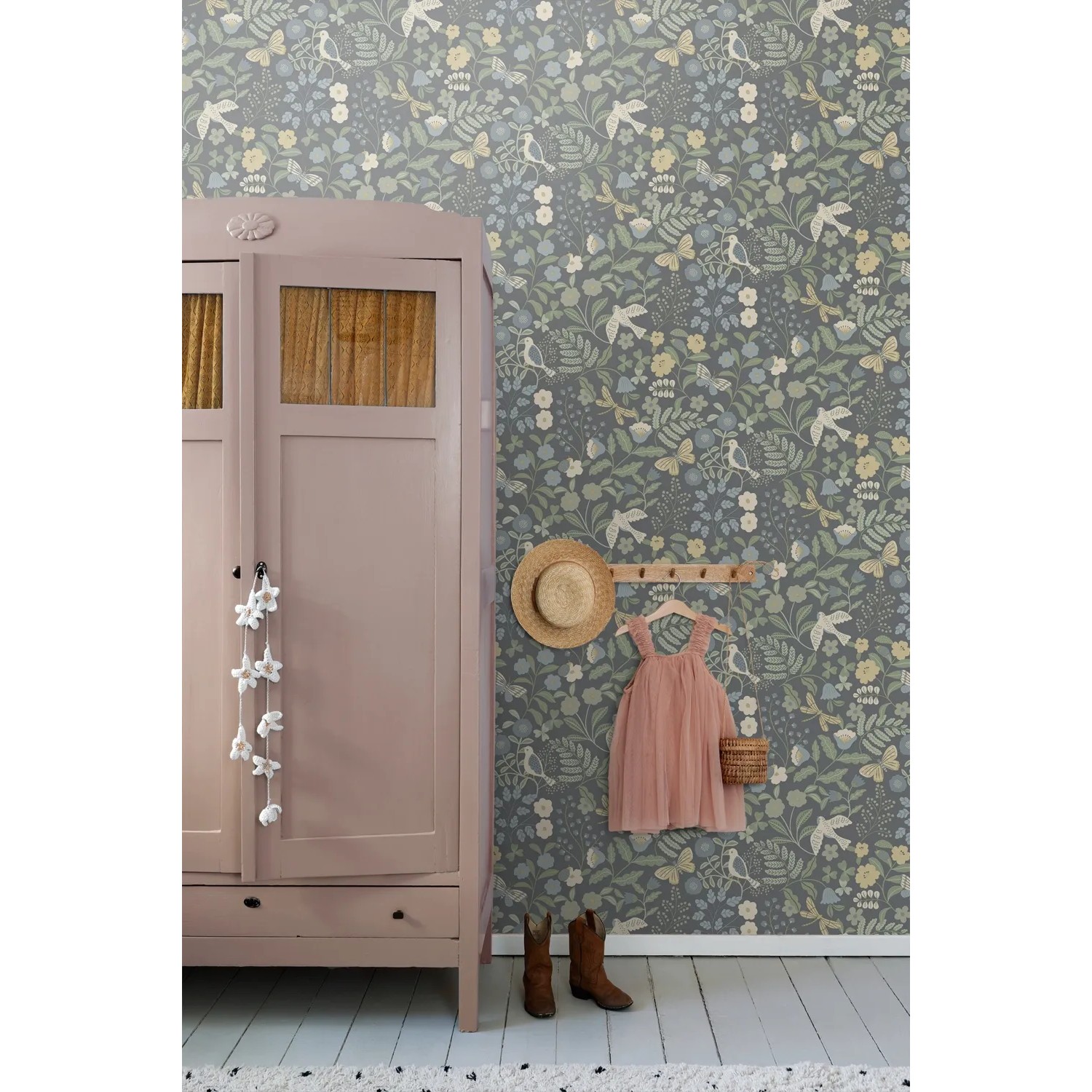 ESTAhome Vliestapete mit blau-grünem Blumen- und Vogelmuster. Dekorative Wandgestaltung für Kinderzimmer.