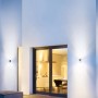 Anthrazitfarbene Steinel Außenleuchte L 910 als Up- und Downlight an einer Hauswand.