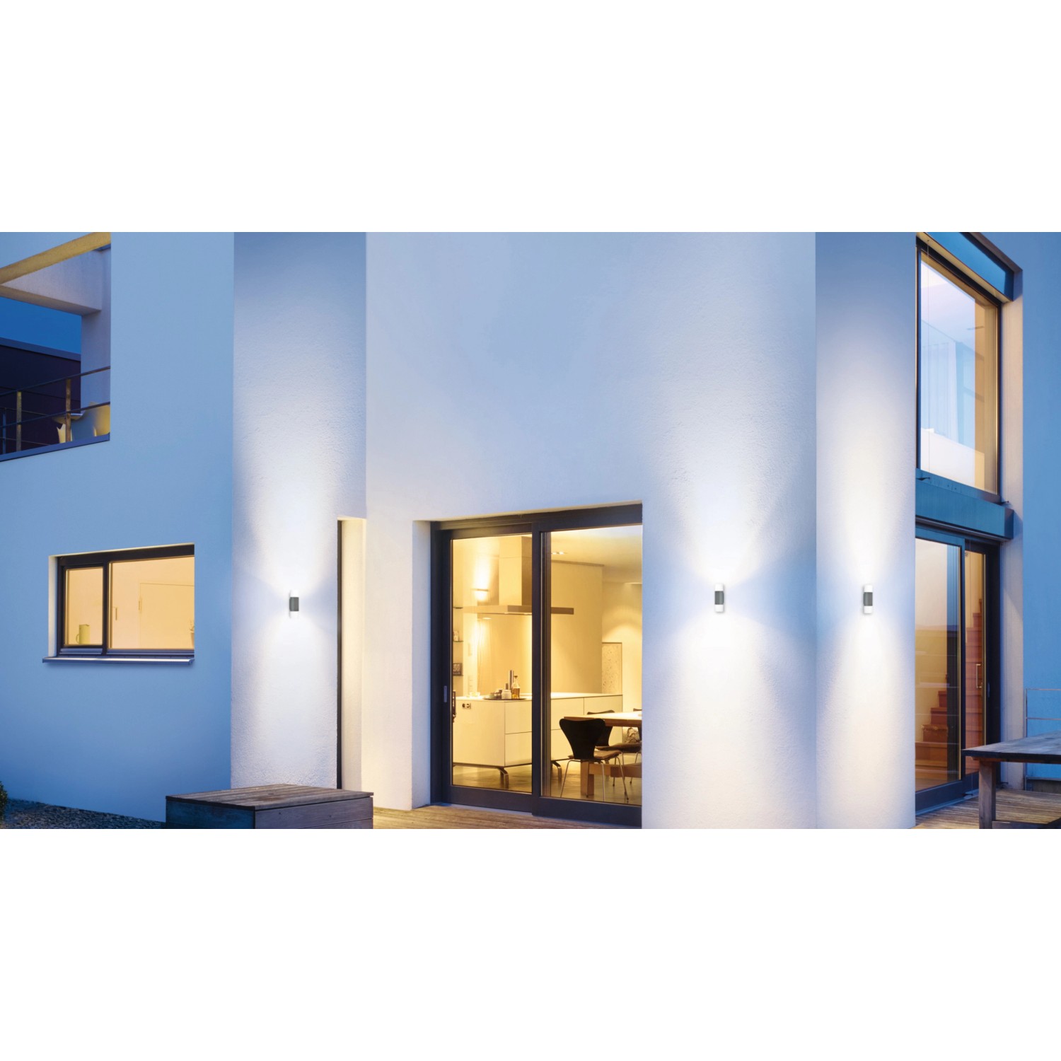 Anthrazitfarbene Steinel Außenleuchte L 910 als Up- und Downlight an einer Hauswand.