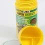 JBL Pronovo Insect Stick S Fischfutter im gelben Behälter mit Dosierer.