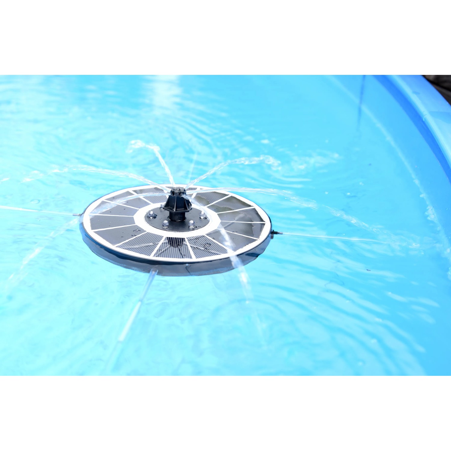 Heissner Solar-Teichpumpen-Set, schwimmende Solarinsel mit LED-Beleuchtung und Wasserspiel im Teich.