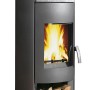 Wamsler Atlas Kaminofen, Stahl grau, 8 kW, mit Holzfach und brennendem Feuer.