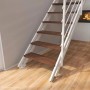 Raumspartreppe London: weiße Stahlwangentreppe mit dunklen Buchenstufen, einseitigem Geländer, für Innenbereiche.
