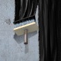 Auftragen von MEM Bitumen-Voranstrich auf eine Wand mit einem Quast. Vorbereitung für Bauabdichtung.