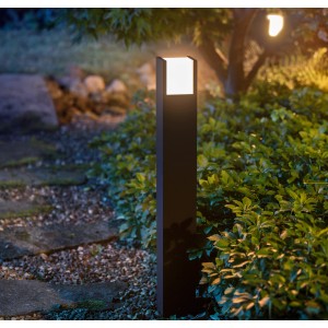 Philips Hue Fuzo LED-Wegeleuchte, schwarz, im Garten. Außenleuchte für Terrasse und Gartenwege.